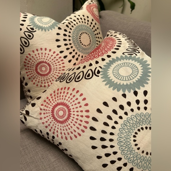 Cut Velvet Medallion on Taffeta Fabric Accent Pillow COVER ONLY
#0911248B - Picture 9 of 11